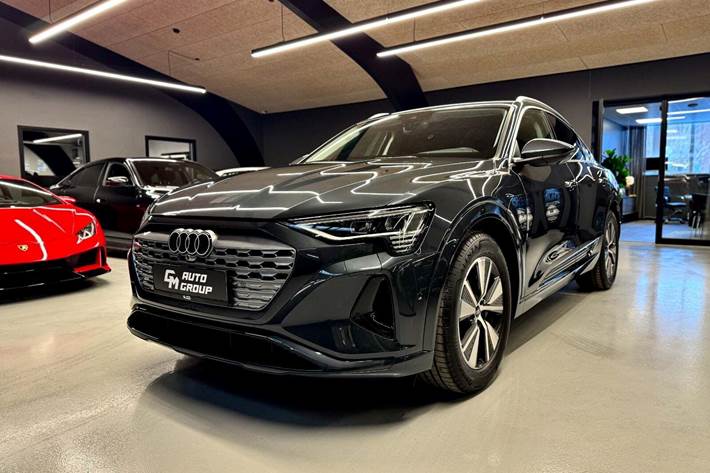Grå Audi Q8 e-tron fra 2024 set udefra