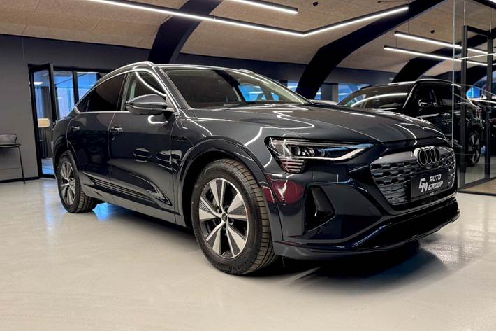 Grå Audi Q8 e-tron fra 2024