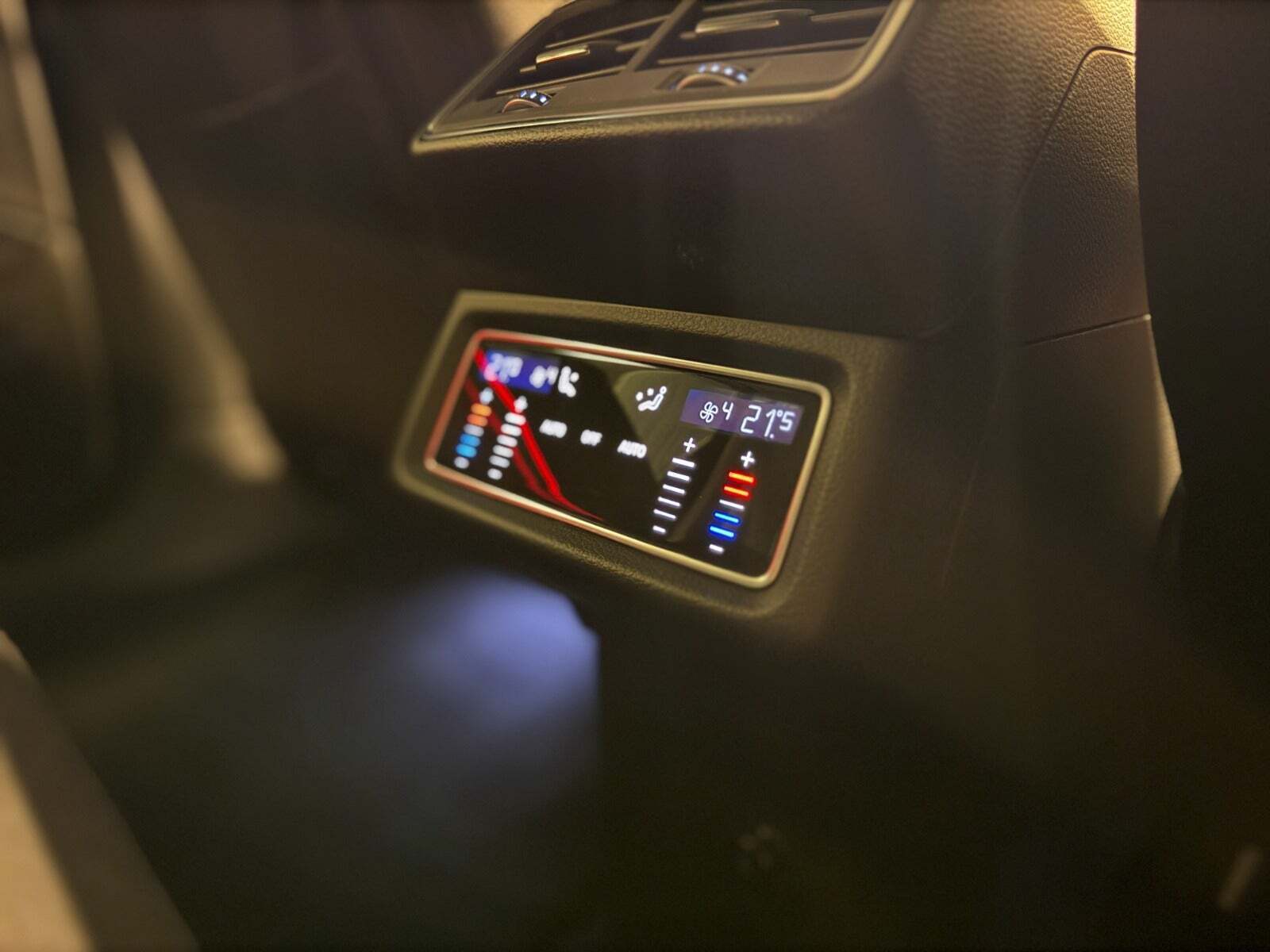 Grå Audi Q8 e-tron fra 2024