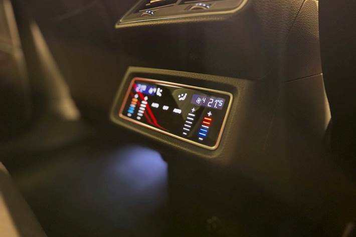 Grå Audi Q8 e-tron fra 2024