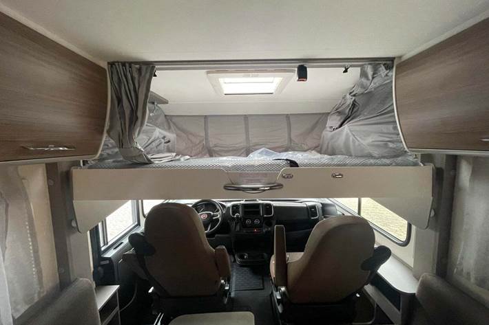 Hvid Etrusco I7400SBC fra 2026 set indefra