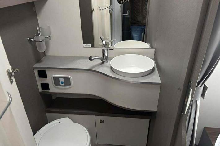 Hvid Etrusco I7400QB fra 2022 set udefra