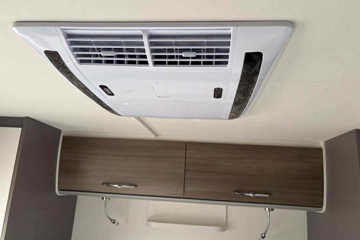 Hvid Etrusco I7400QB fra 2022 set udefra