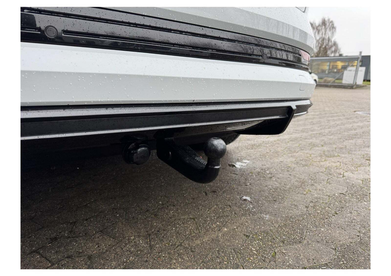 Hvid Audi e-tron fra 2022