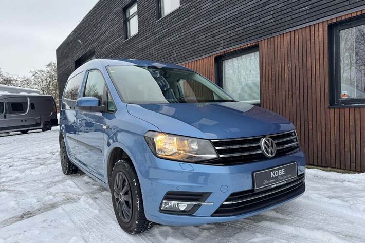 Blå VW Caddy fra 2016 set udefra