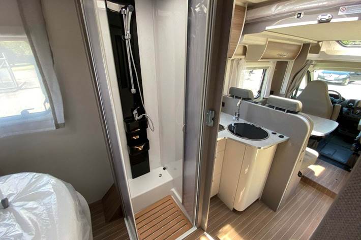 Hvid Etrusco T7400QB fra 2022 set udefra