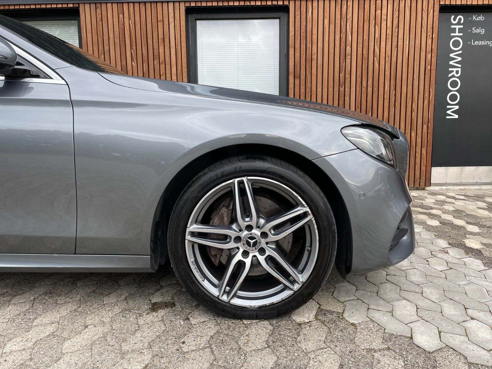 Grå Mercedes E220 d fra 2019