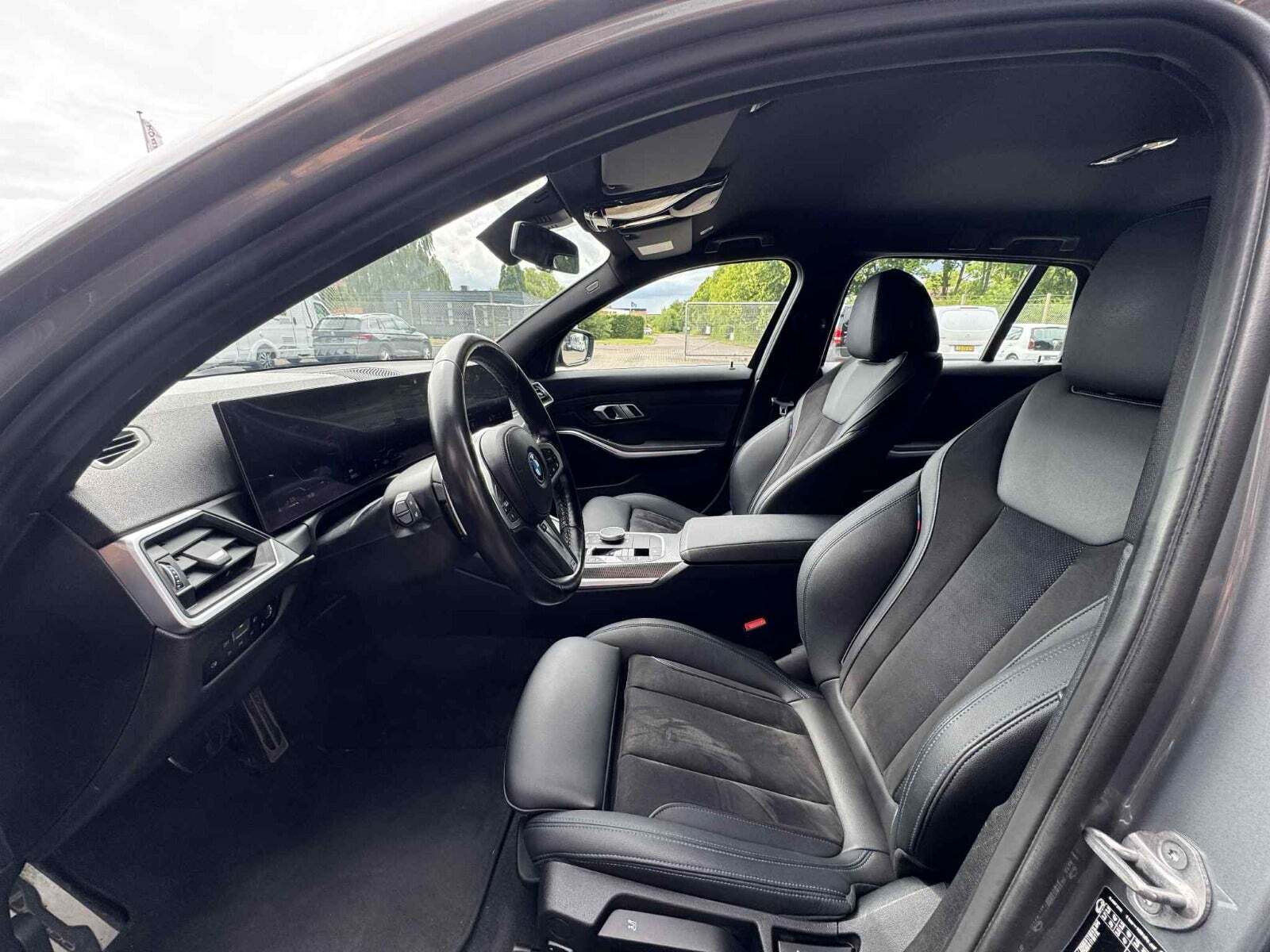 Grå BMW 330e fra 2023