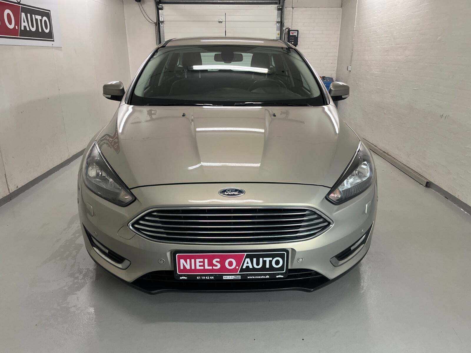 Orange Ford Focus fra 2015