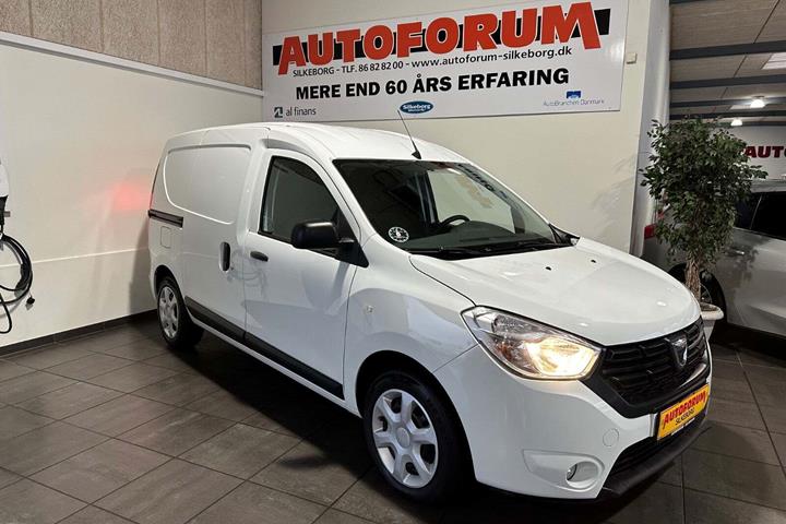 Hvid Dacia Dokker fra 2020 set udefra
