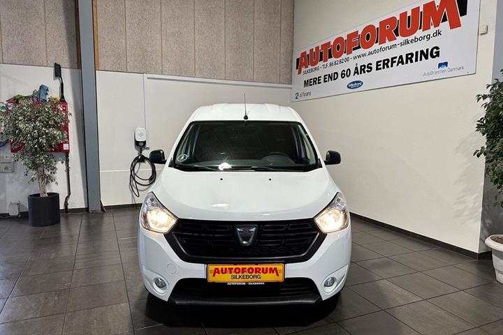 Hvid Dacia Dokker fra 2020 set udefra