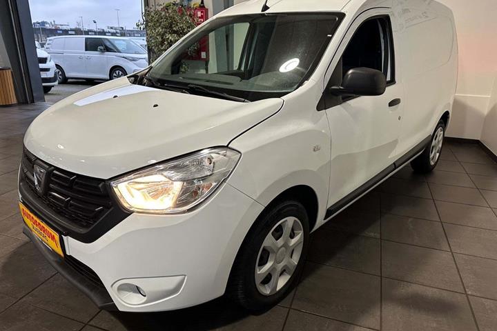 Hvid Dacia Dokker fra 2020 set udefra