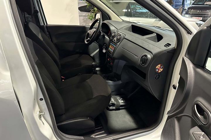 Hvid Dacia Dokker fra 2020 set indefra