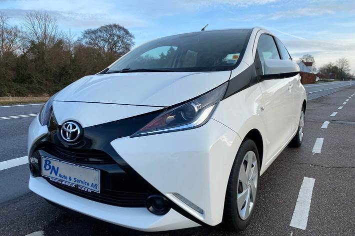 Hvid Toyota Aygo fra 2016 set udefra