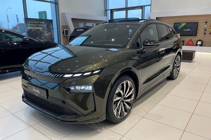 Grøn Skoda Enyaq fra 2026 set udefra