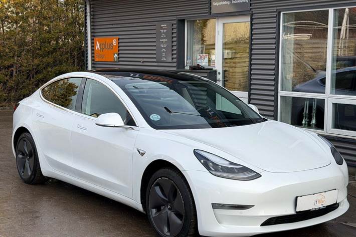 Hvid Tesla Model 3 fra 2020 set udefra