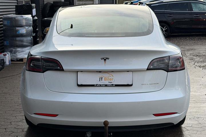 Hvid Tesla Model 3 fra 2020