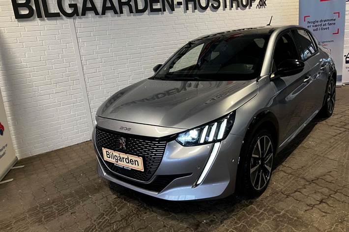 Sølv Peugeot e-208 fra 2022 set udefra