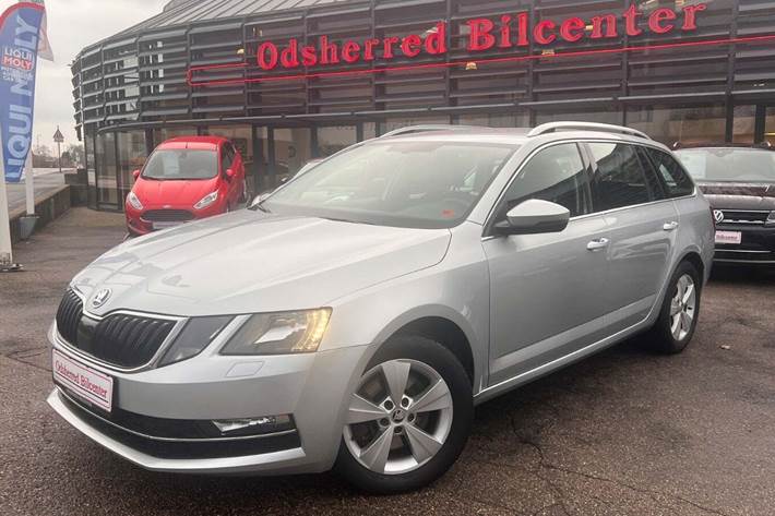 Sølv Skoda Octavia fra 2019 set udefra