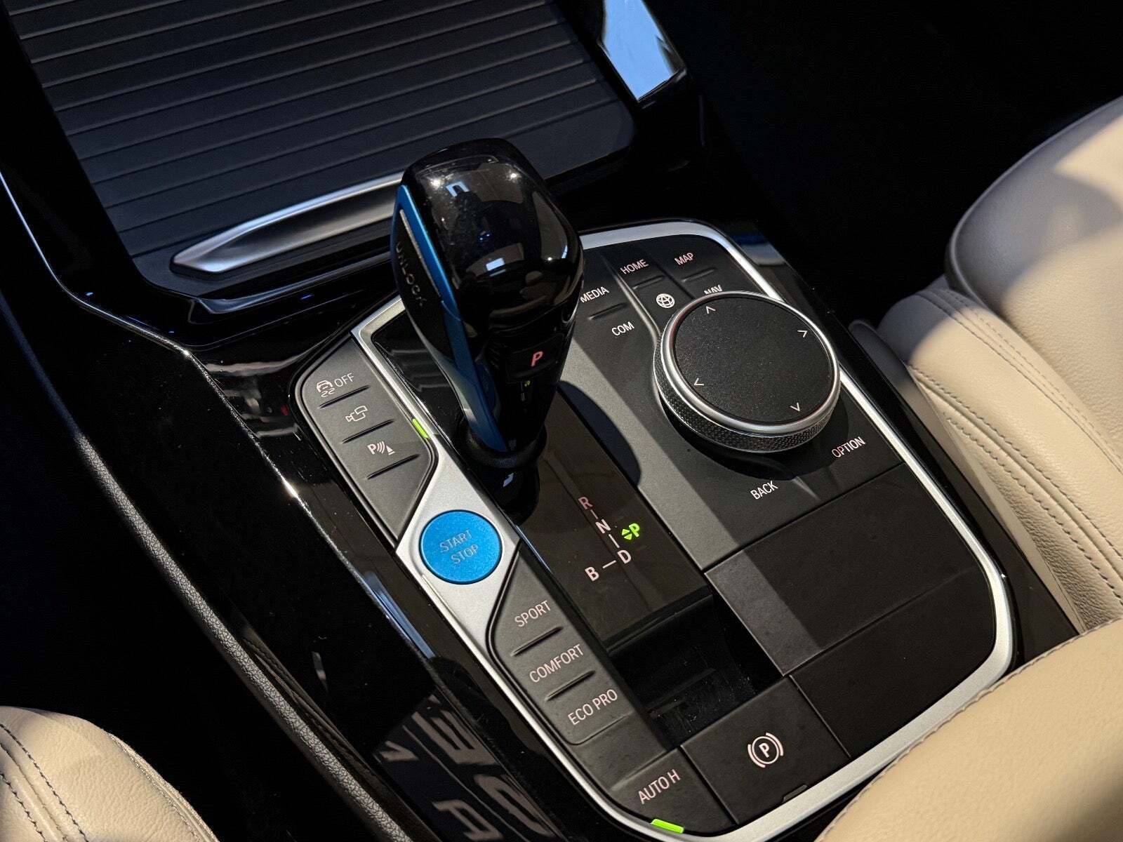 Rød BMW iX3 fra 2022