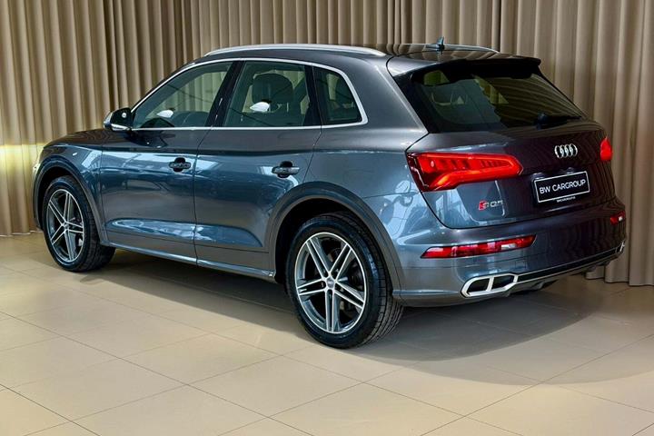 Grå Audi SQ5 fra 2018