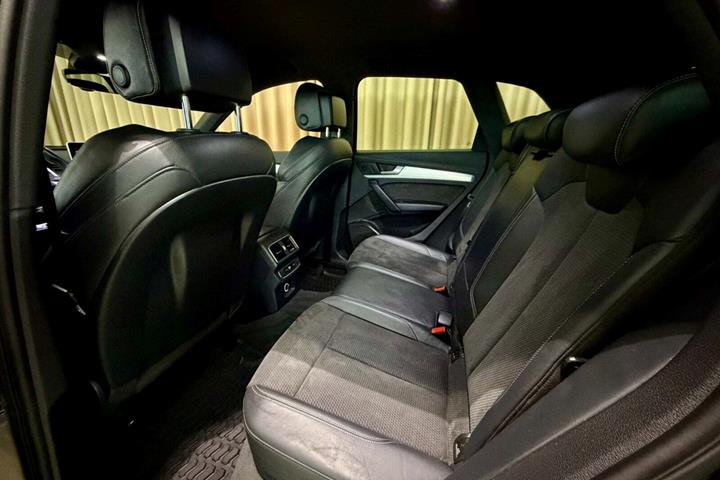 Grå Audi SQ5 fra 2018