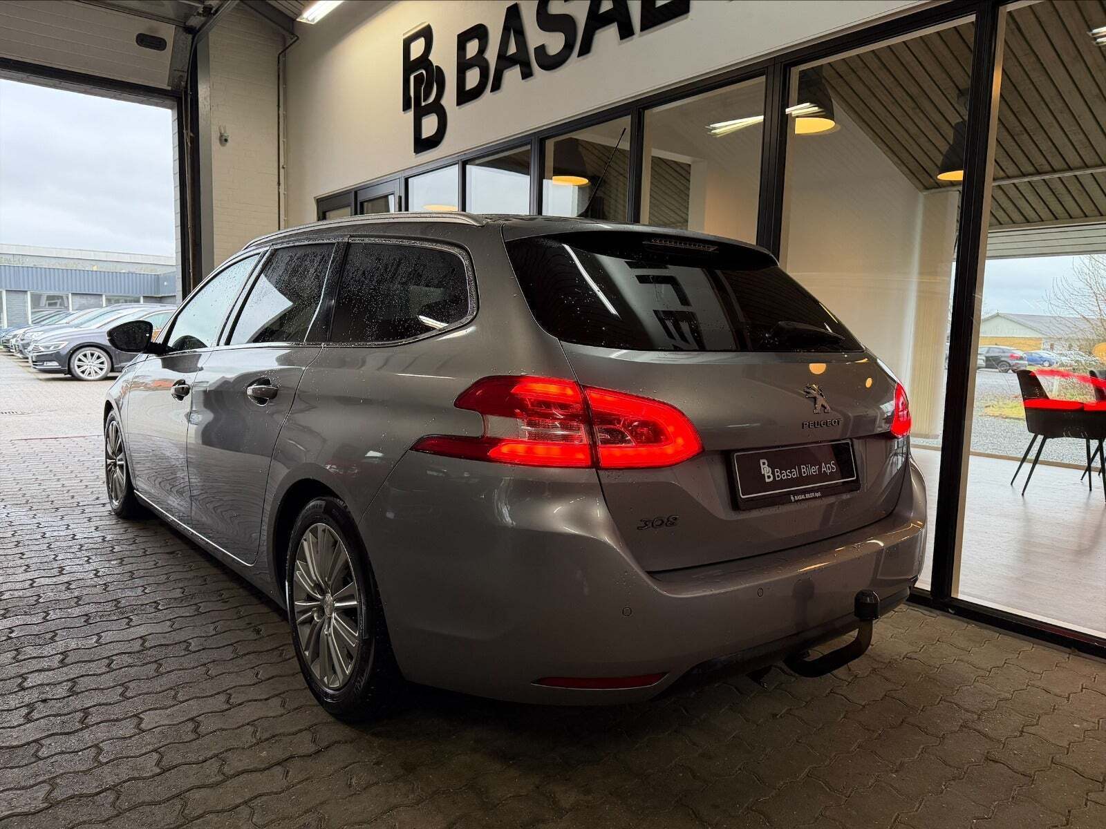 Grå Peugeot 308 fra 2018