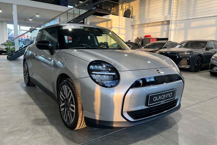 Sølv Mini Cooper E fra 2024 set udefra