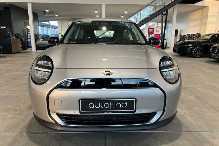 Sølv Mini Cooper E fra 2024