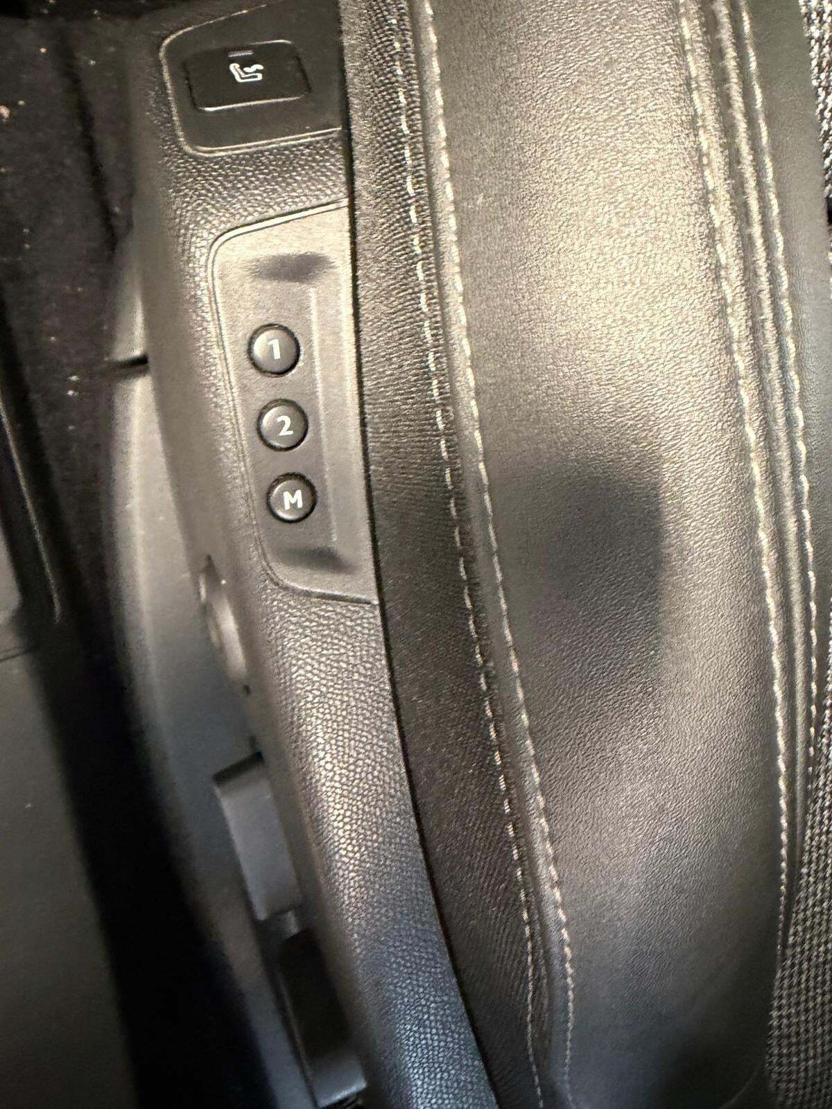 Grå Peugeot 3008 fra 2020