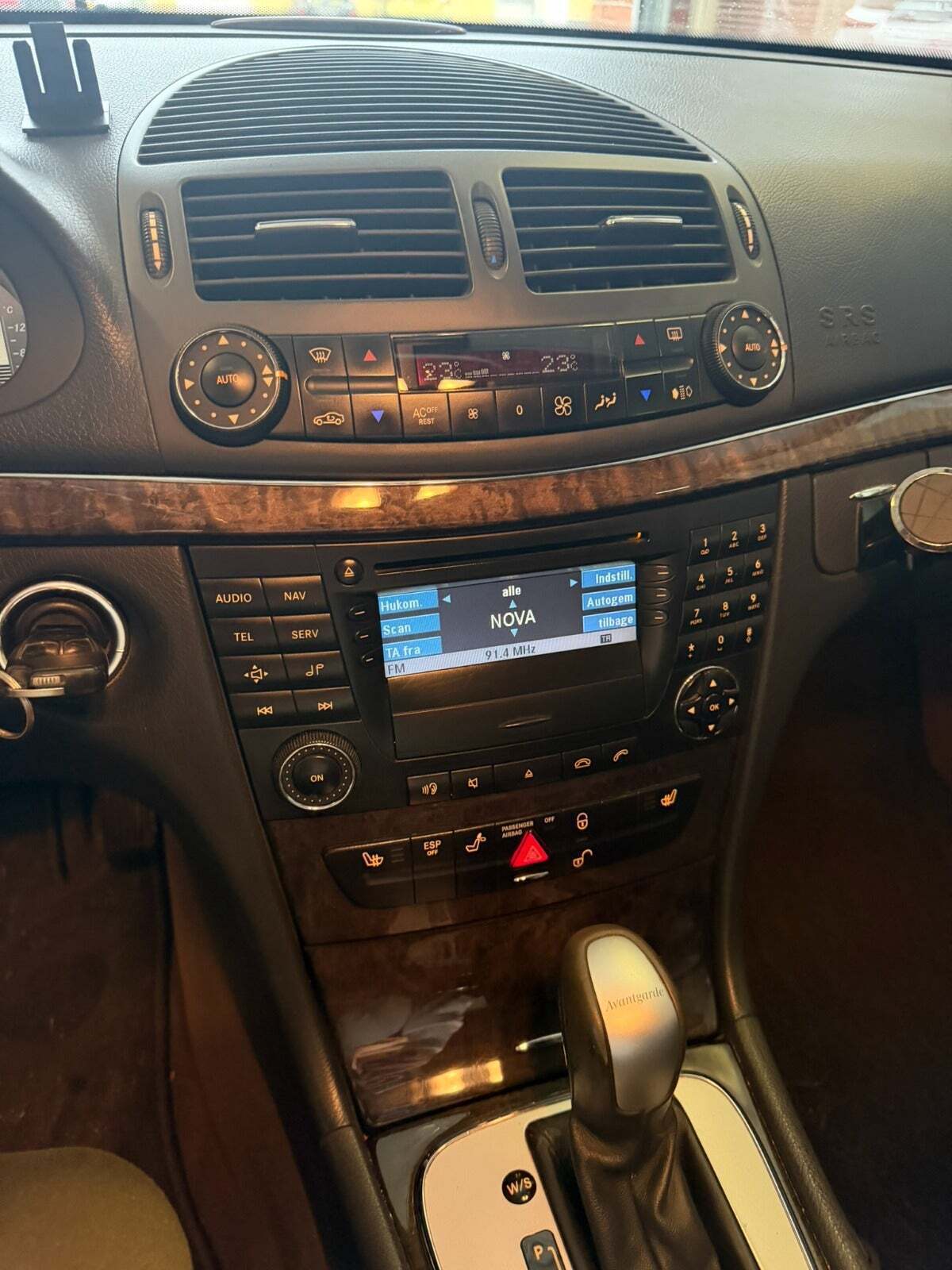 Orange Mercedes E240 fra 2003