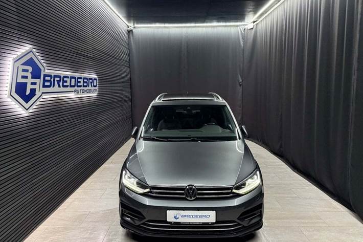 Grå VW Touran fra 2019