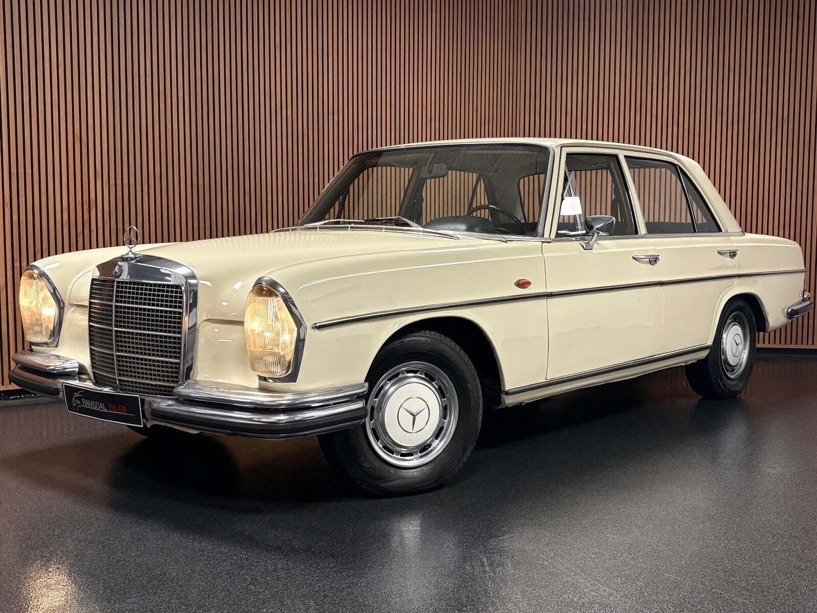 Beige Mercedes 280 S fra 1971