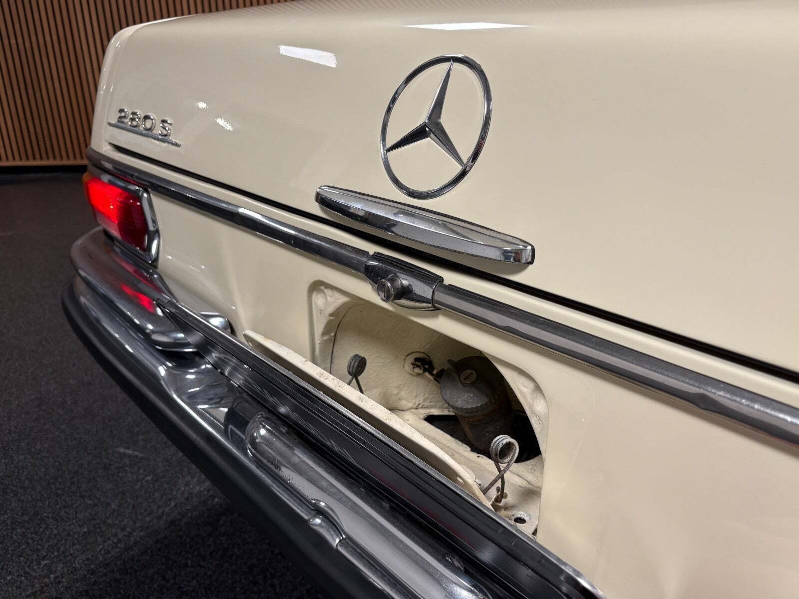 Beige Mercedes 280 S fra 1971