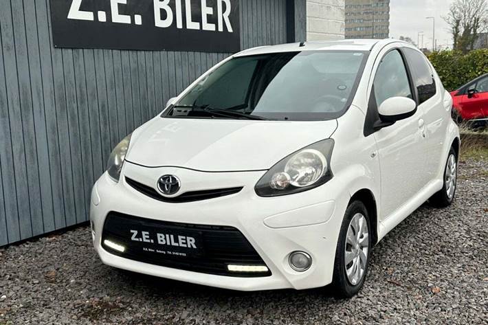 Grøn Toyota Aygo fra 2012 set udefra