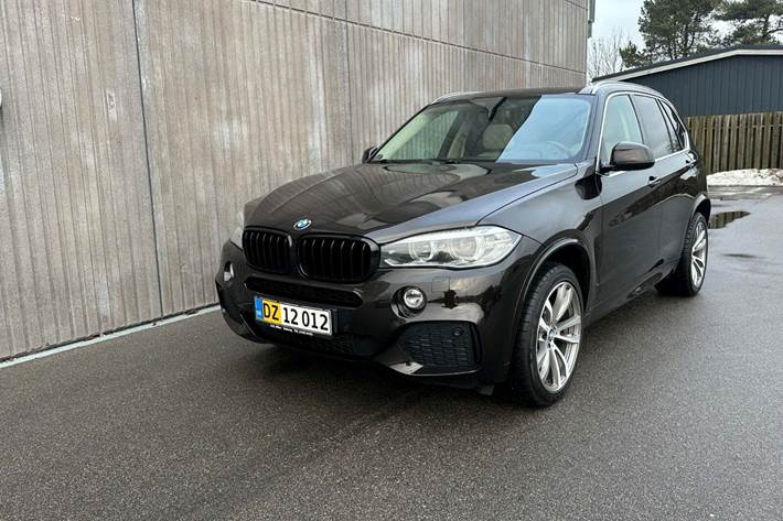 Beige BMW X5 fra 2014 set udefra