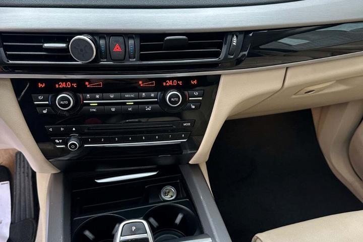 Beige BMW X5 fra 2014