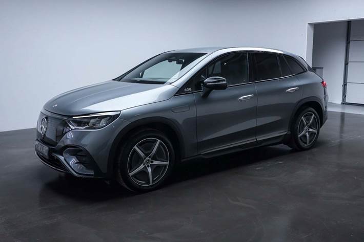 Grå Mercedes EQE350 SUV fra 2024 set udefra