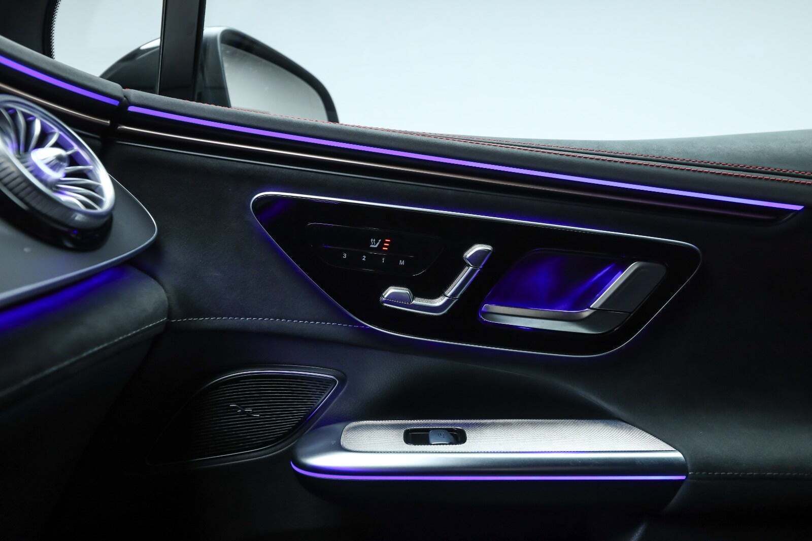 Grå Mercedes EQE350 SUV fra 2024