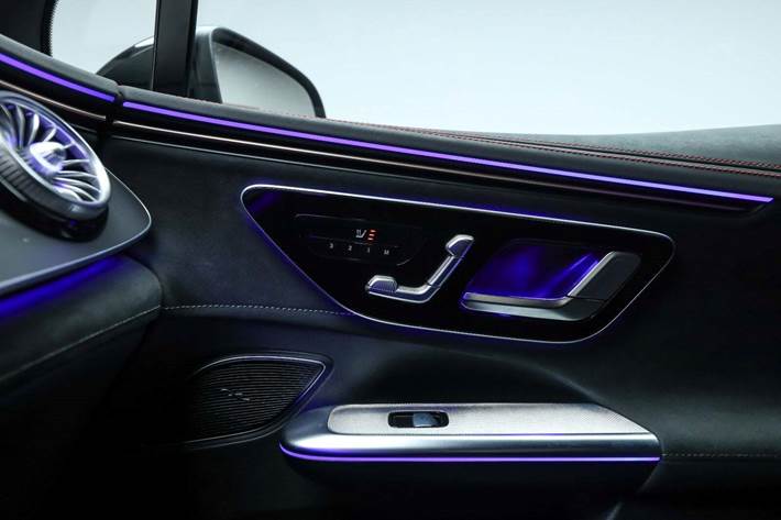 Grå Mercedes EQE350 SUV fra 2024