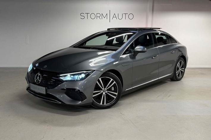 Sølv Mercedes EQE350 fra 2023 set udefra