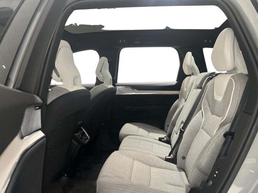 Grå Volvo EX90 fra 2025