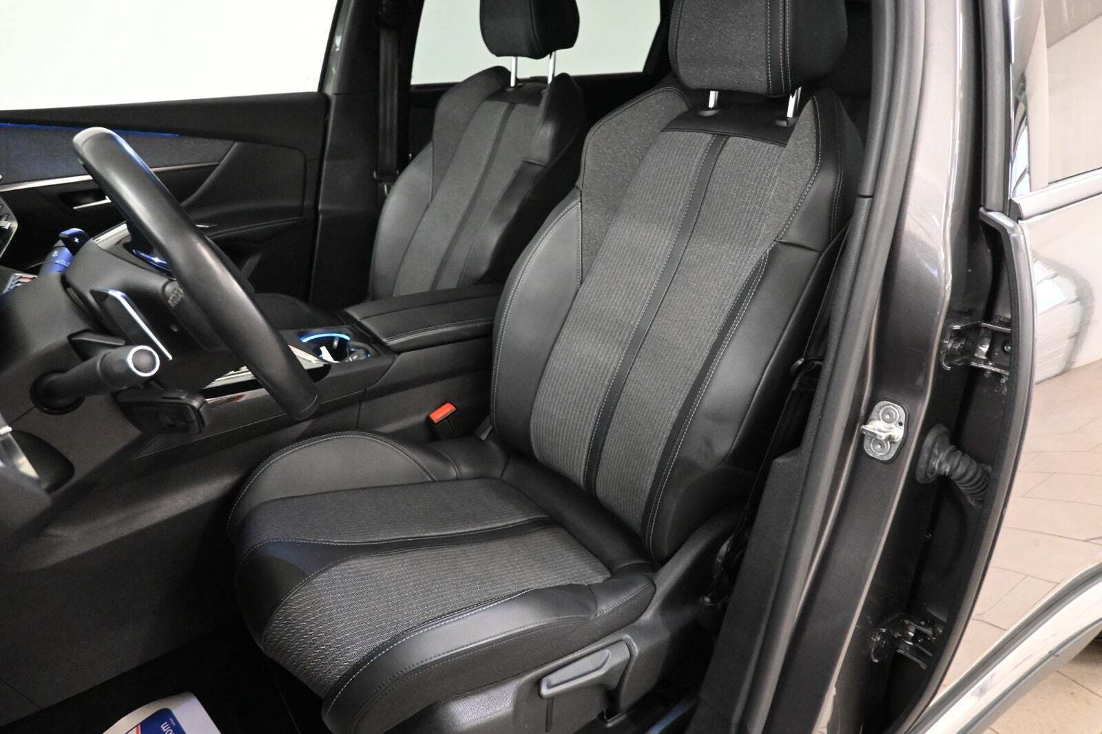 Grå Peugeot 5008 fra 2021