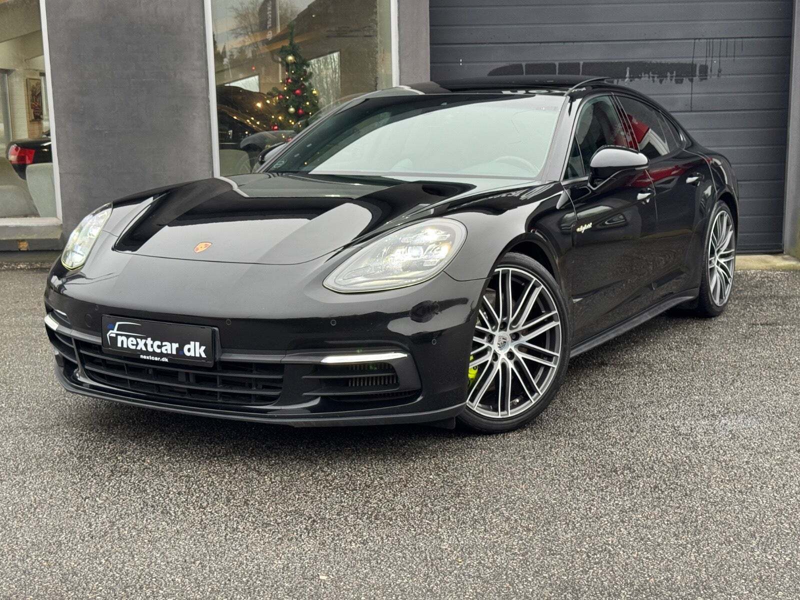 Gul Porsche Panamera 4 fra 2017