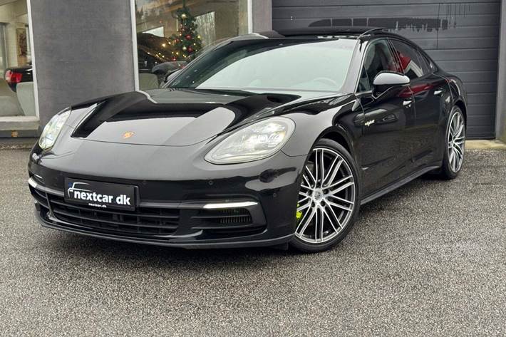 Gul Porsche Panamera 4 fra 2017 set udefra