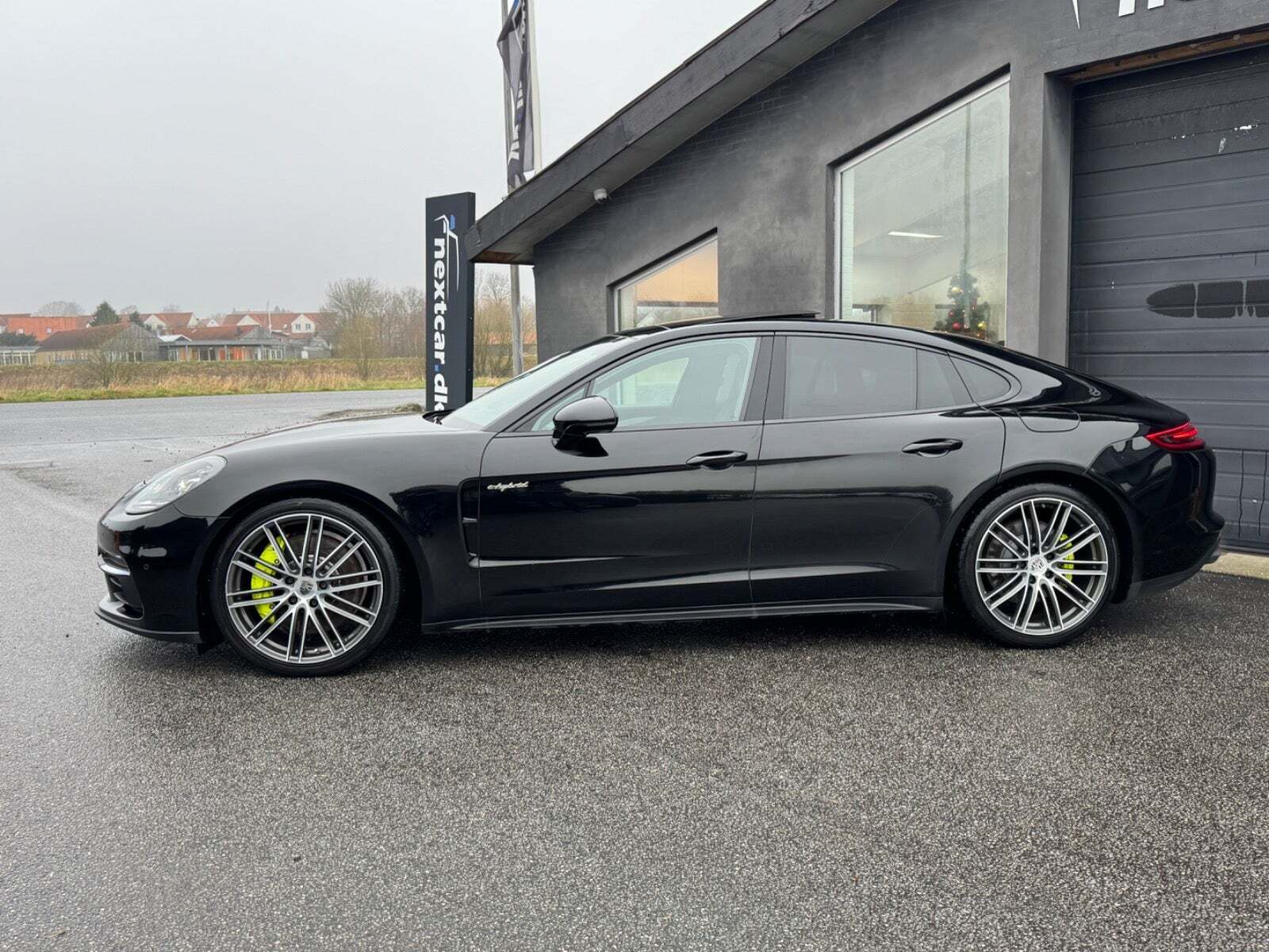 Gul Porsche Panamera 4 fra 2017