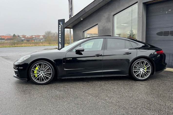 Gul Porsche Panamera 4 fra 2017