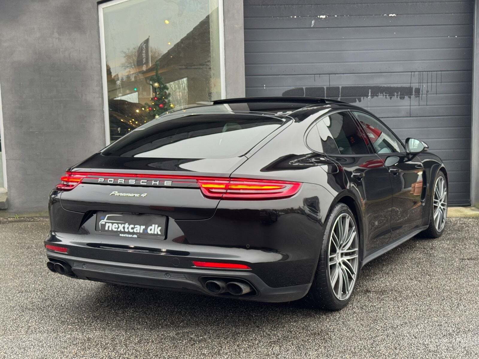Gul Porsche Panamera 4 fra 2017