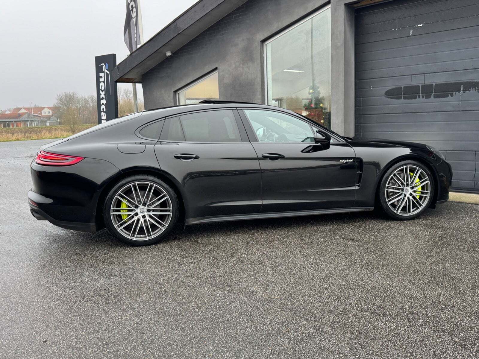 Gul Porsche Panamera 4 fra 2017