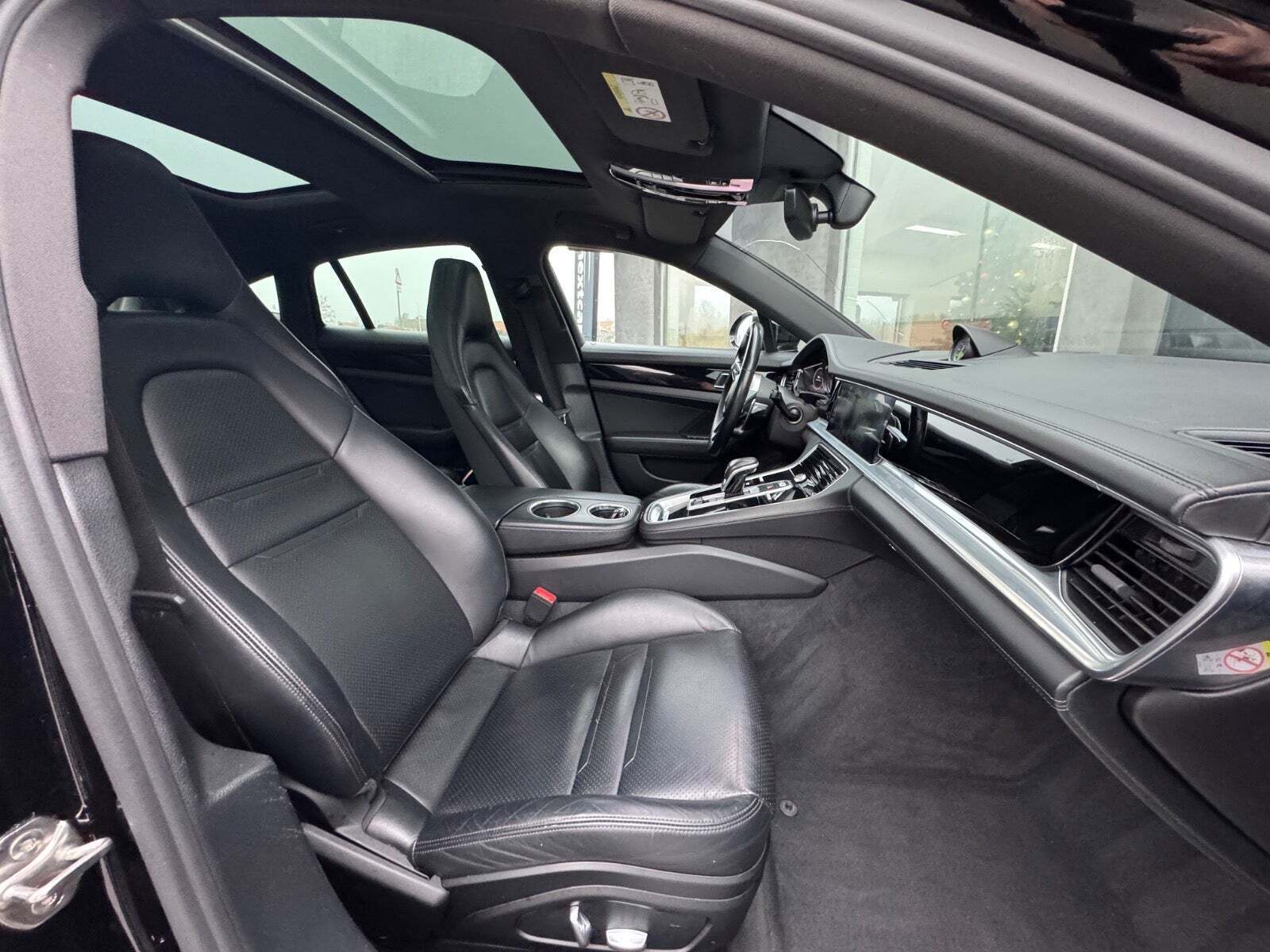 Gul Porsche Panamera 4 fra 2017